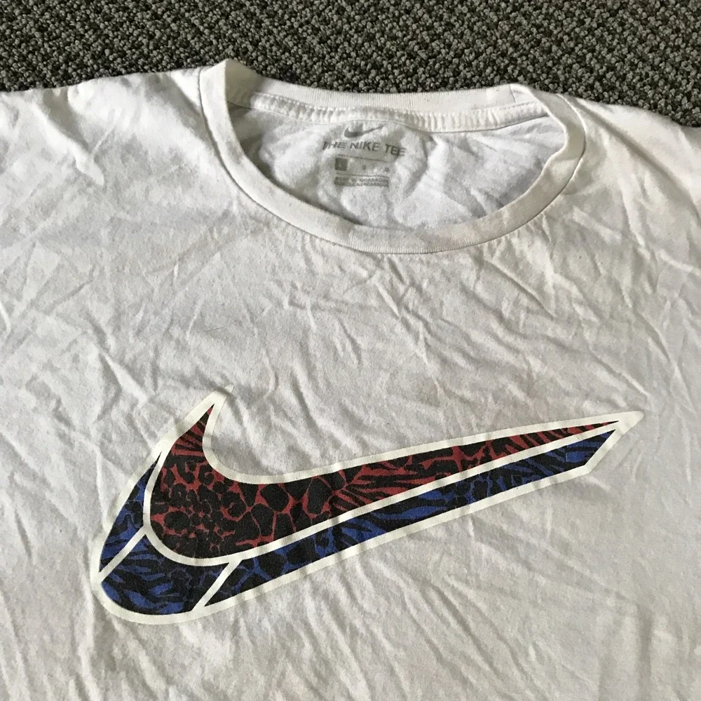Nike Adult Large White Swoosh Graphic Tee‎